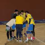 Ci appostiamo a questo punto al lato del parquet dove sta per cominciare una partitella